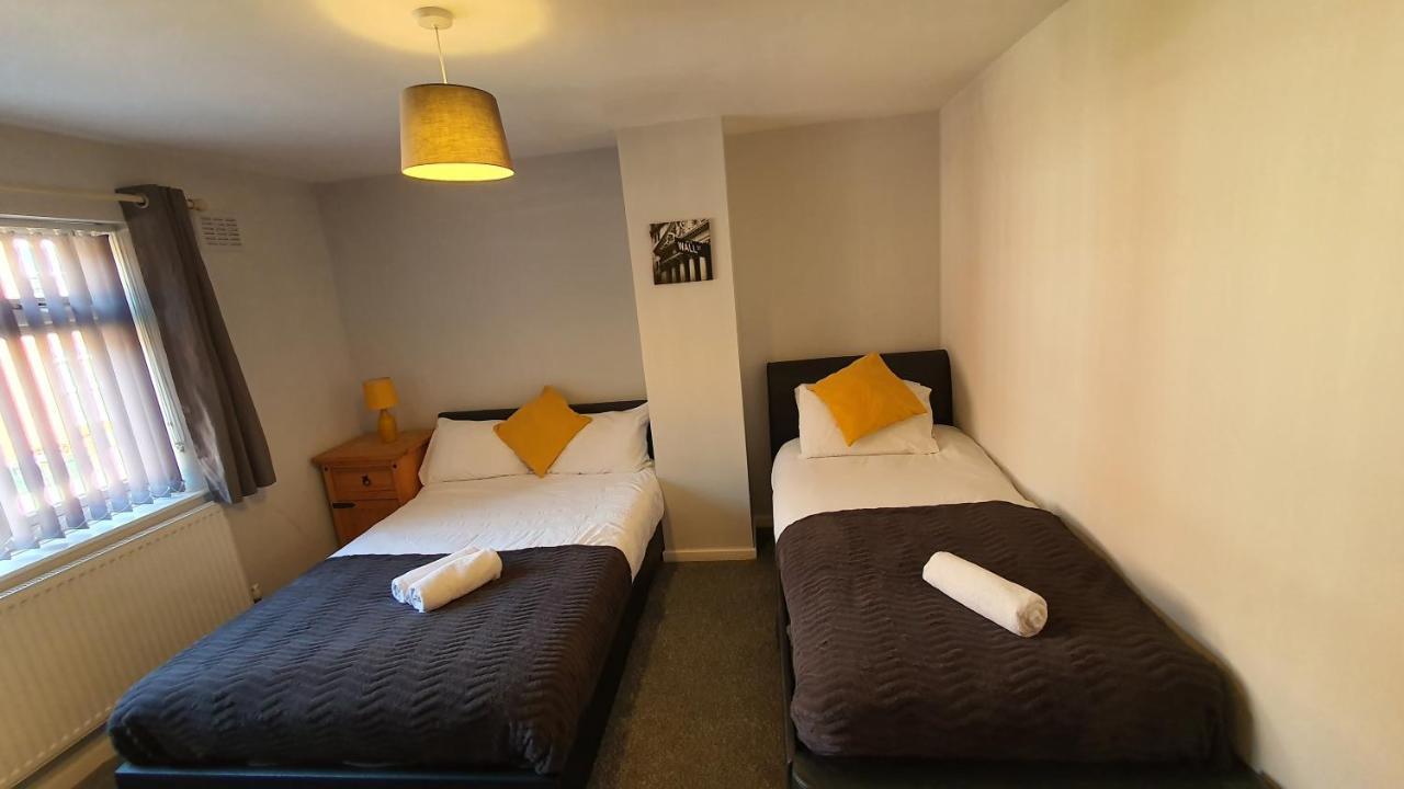 Contractors, City Centre, Parking, 3 Double Rooms, Netflix, Cosy! โคเวนทรี ภายนอก รูปภาพ