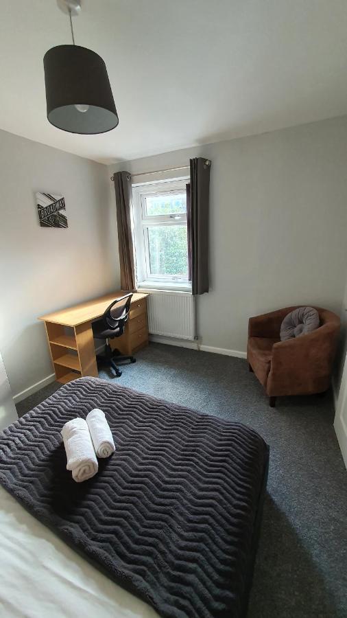 Contractors, City Centre, Parking, 3 Double Rooms, Netflix, Cosy! โคเวนทรี ภายนอก รูปภาพ